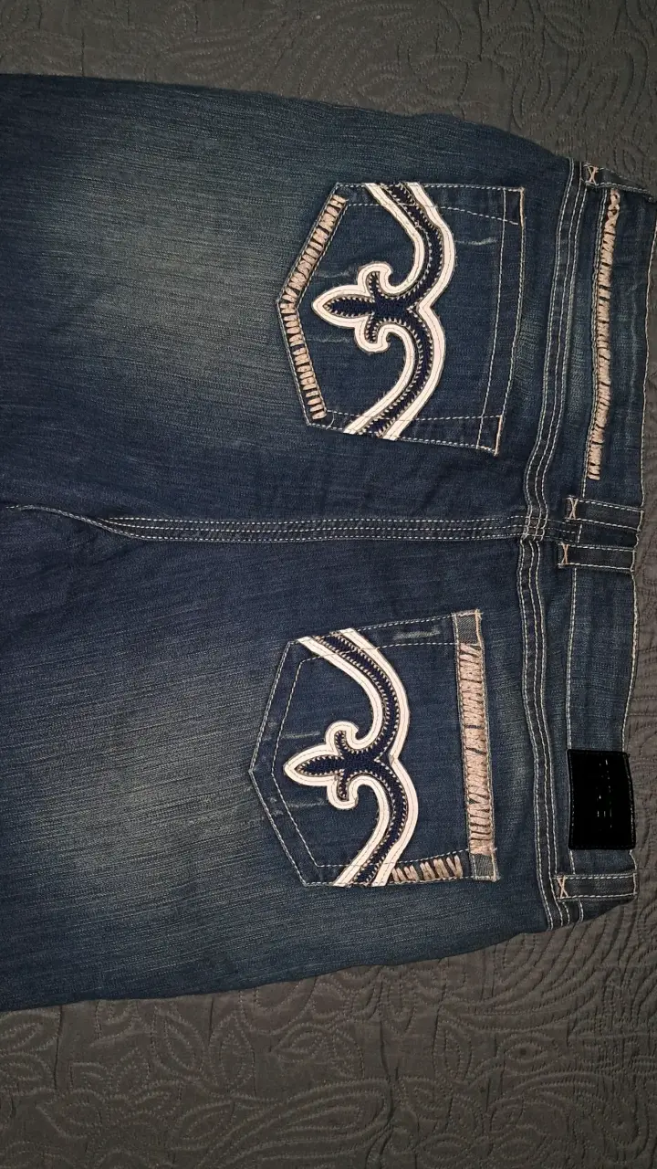 Jeans azul con diseño bordado en bolsillos - 1