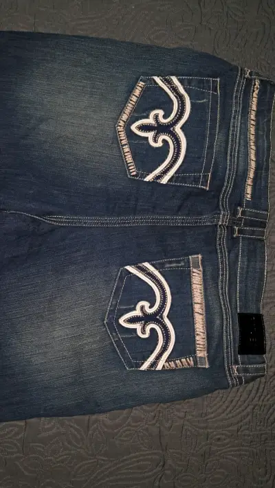 Jeans azul con diseño bordado en bolsillos - miniatura 1