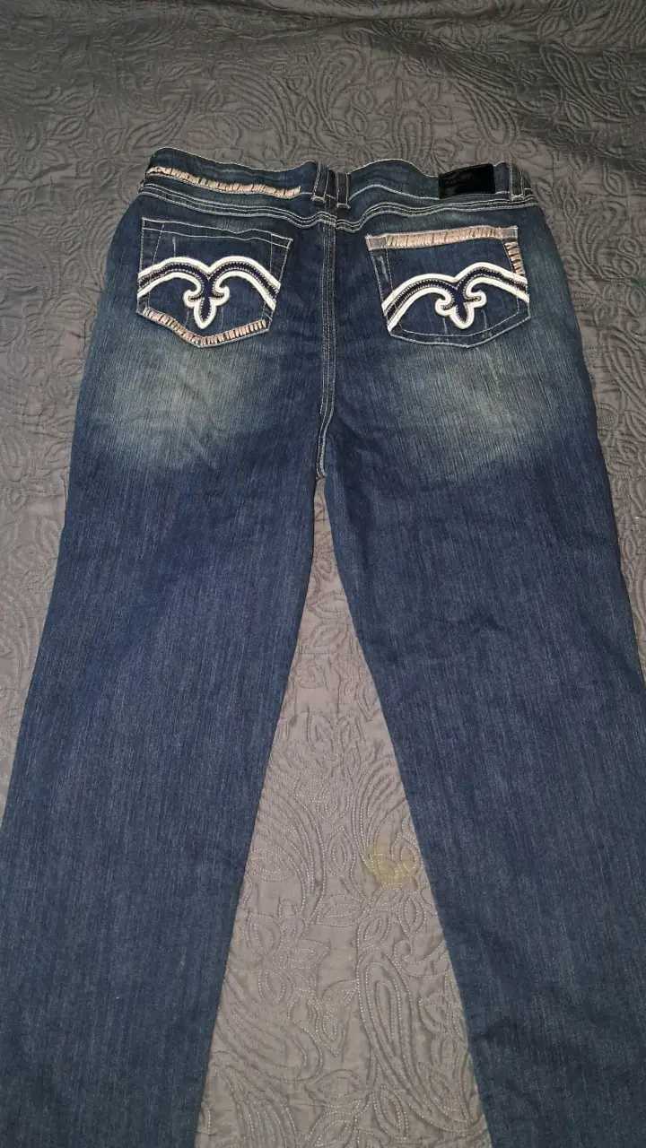 Jeans azul con diseño bordado en bolsillos - 2