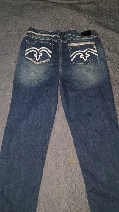 Jeans azul con diseño bordado en bolsillos - miniatura 2