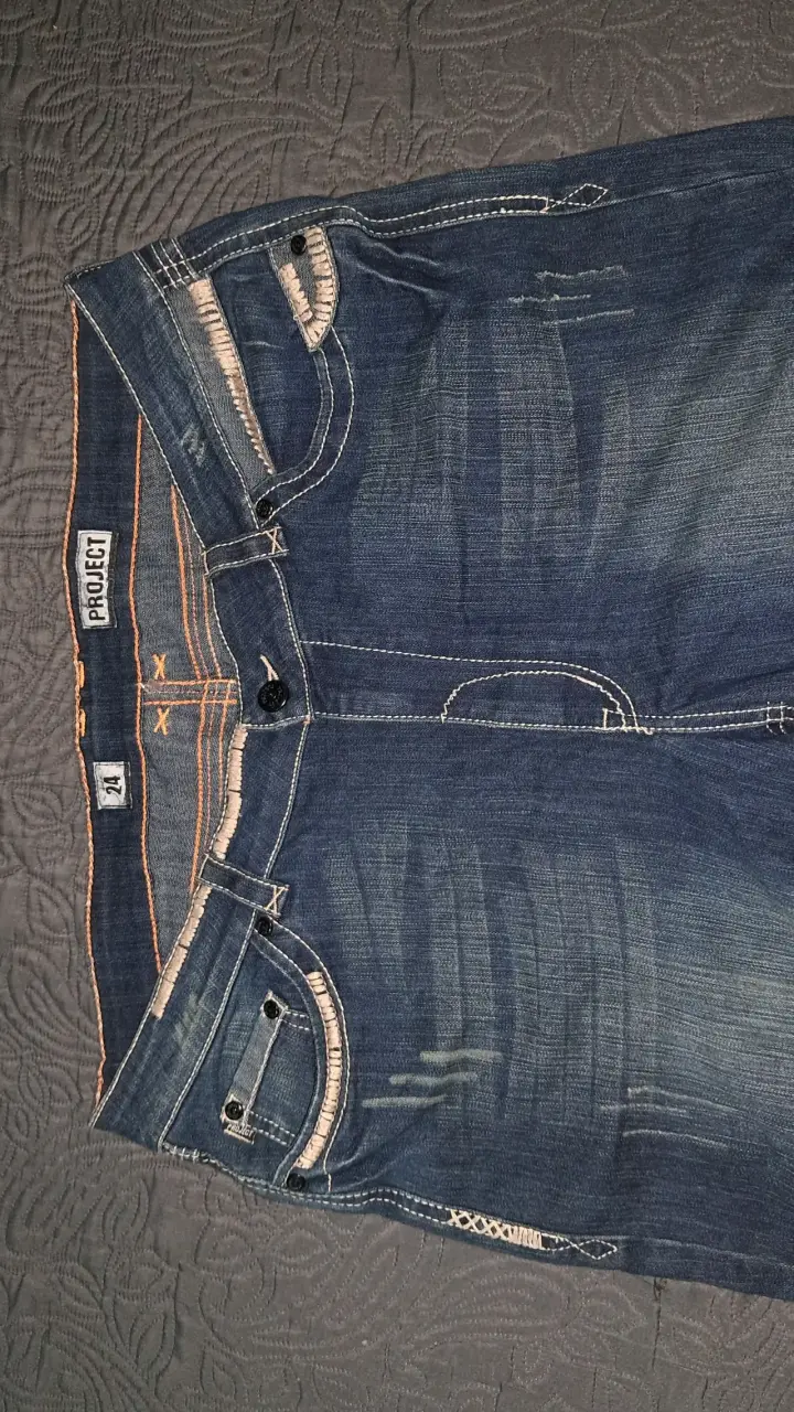 Jeans azul con diseño bordado en bolsillos - 3