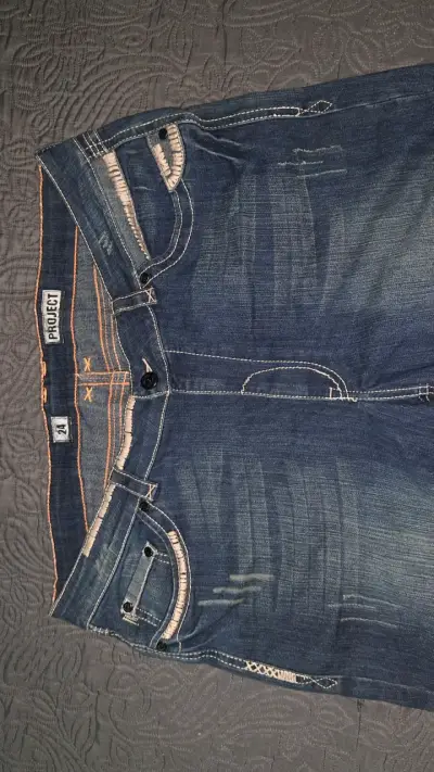 Jeans azul con diseño bordado en bolsillos - miniatura 3