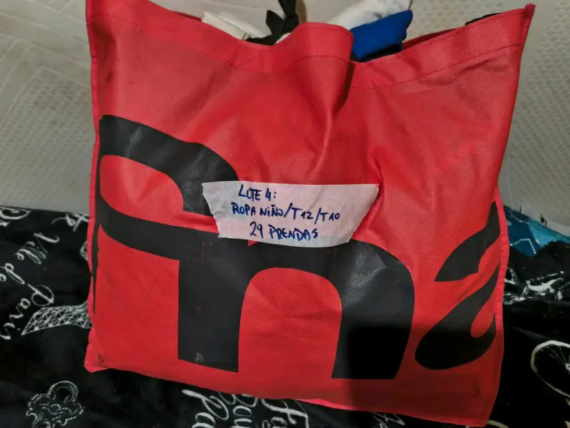 Lote de ropa para niño talla 10-12, 29 prendas - 2