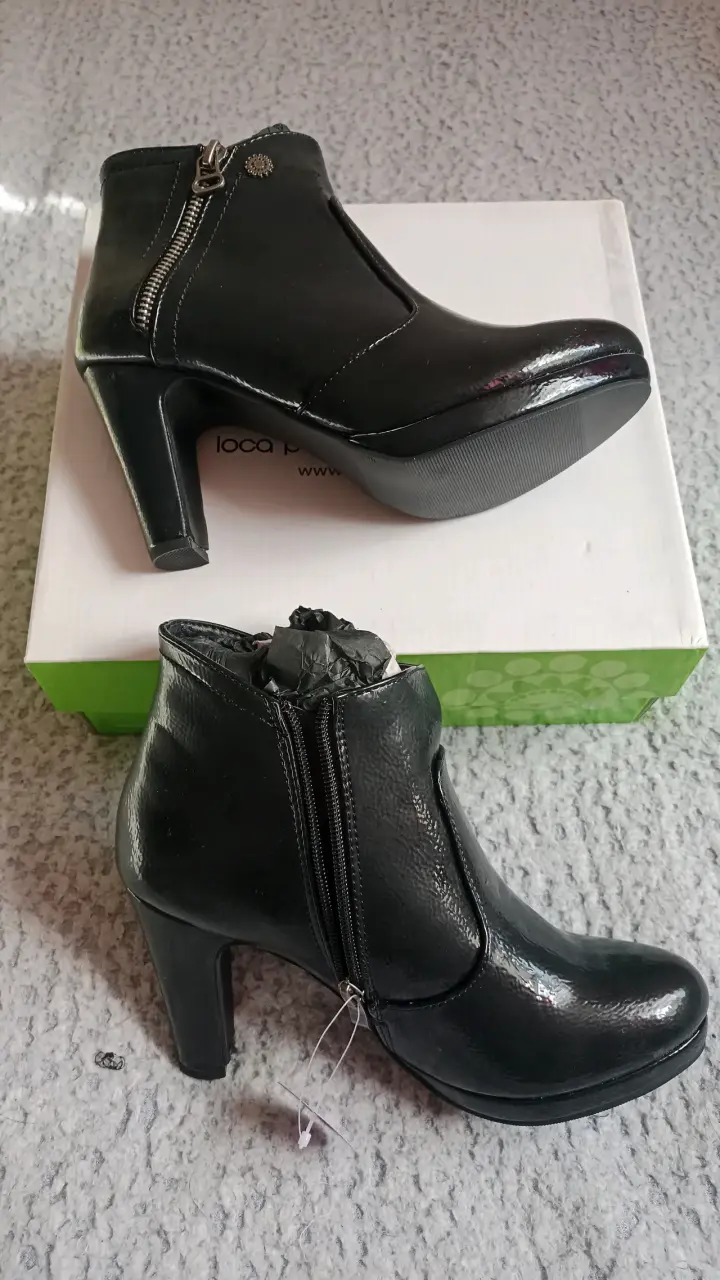 Botines de cuero negro con taco alto