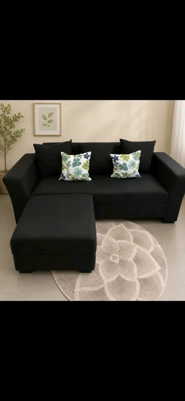Sofá seccional negro con cojines decorativos - 1