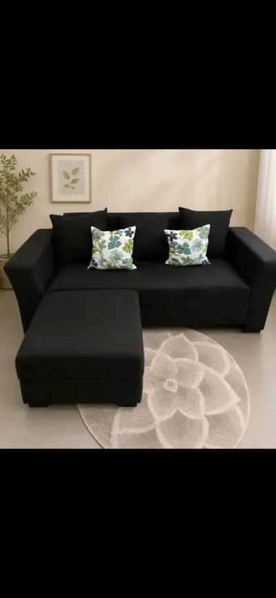 Sofá seccional negro con cojines decorativos - miniatura 1