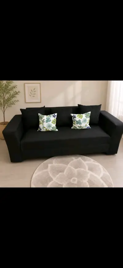 Sofá seccional negro con cojines decorativos - miniatura 2