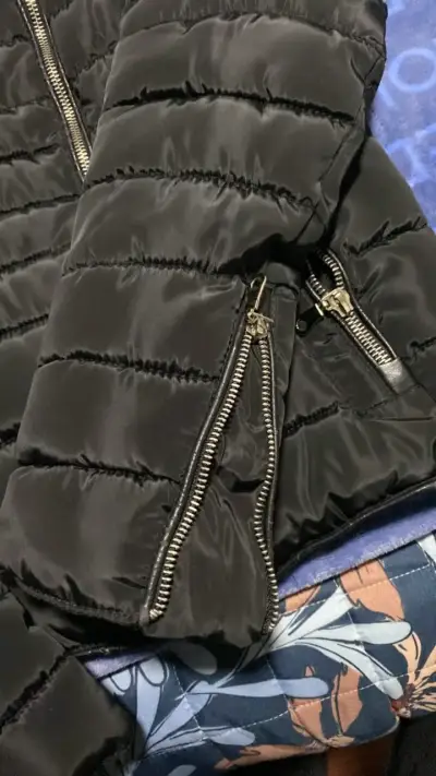 Chaqueta acolchada negra con capucha desmontable - miniatura 3