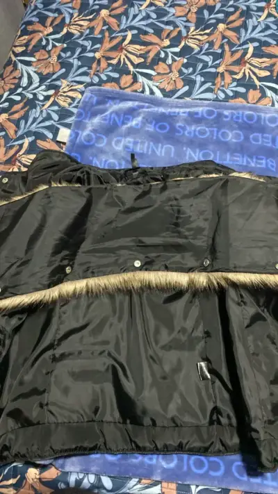 Chaqueta acolchada negra con capucha desmontable - miniatura 5