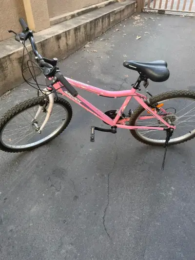 Bicicleta montaña rosada Avalanche en buen estado - miniatura 1
