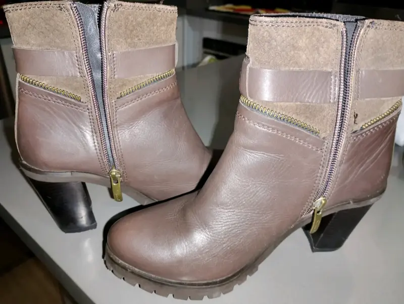 Botines de cuero marrón con tacón y hebilla - 2