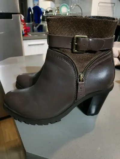 Botines de cuero marrón con tacón y hebilla - miniatura 3