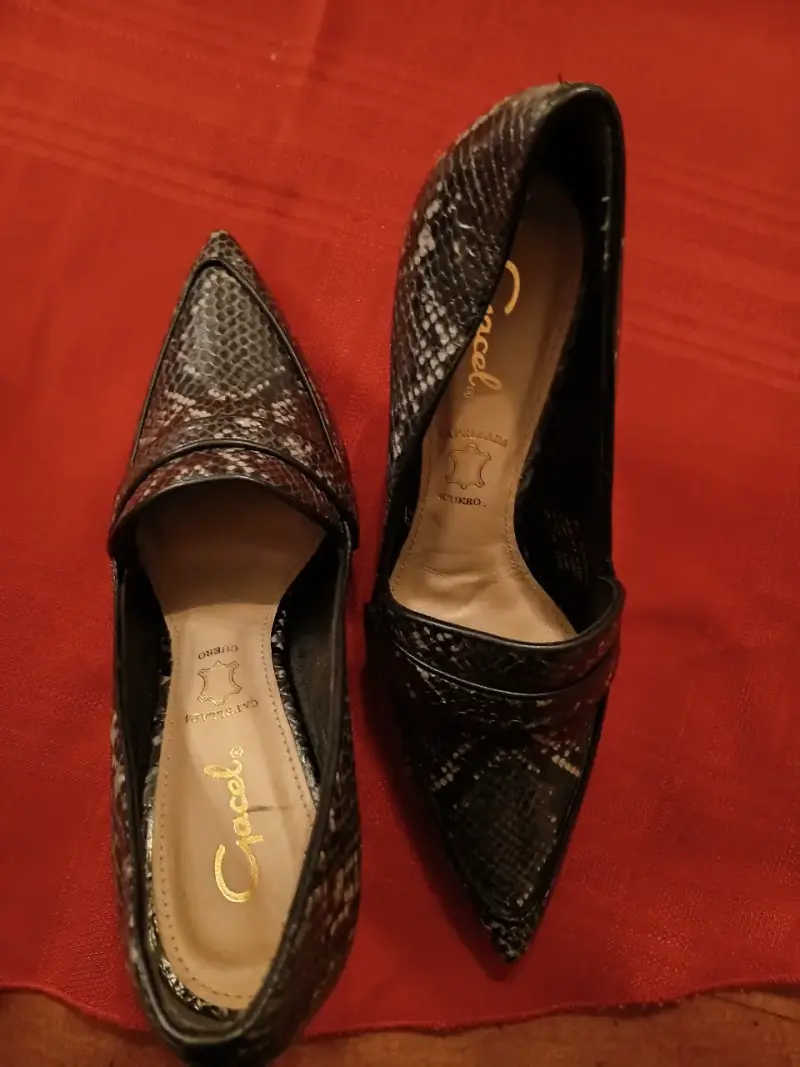 Zapatos de tacón alto con diseño de serpiente - 4
