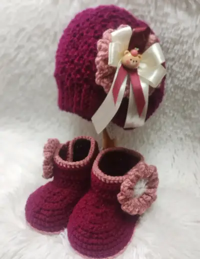 Zapatitos de bebé tejidos a crochet con diseño de osito - miniatura 3