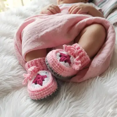 Zapatitos de bebé tejidos a crochet con diseño de osito - miniatura 5