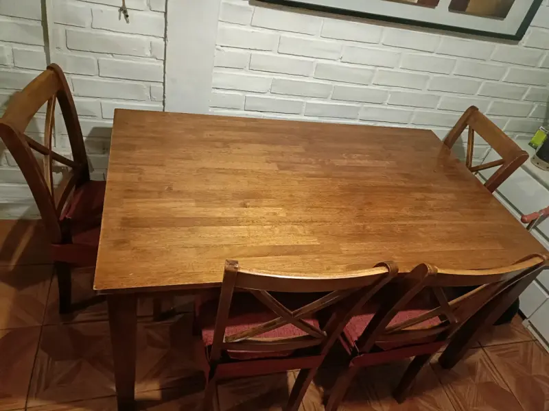 Mesa de comedor de madera con sillas - 1