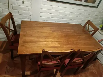 Mesa de comedor de madera con sillas - miniatura 1