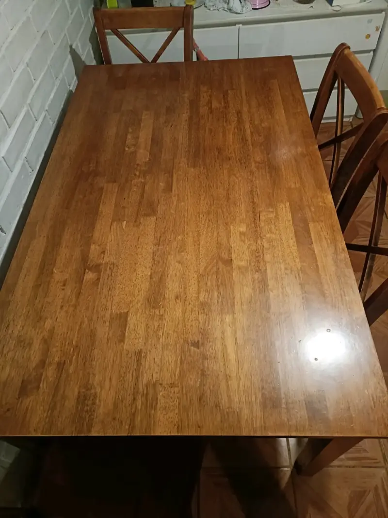 Mesa de comedor de madera con sillas - 2