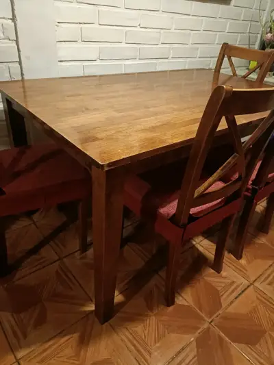 Mesa de comedor de madera con sillas - miniatura 3