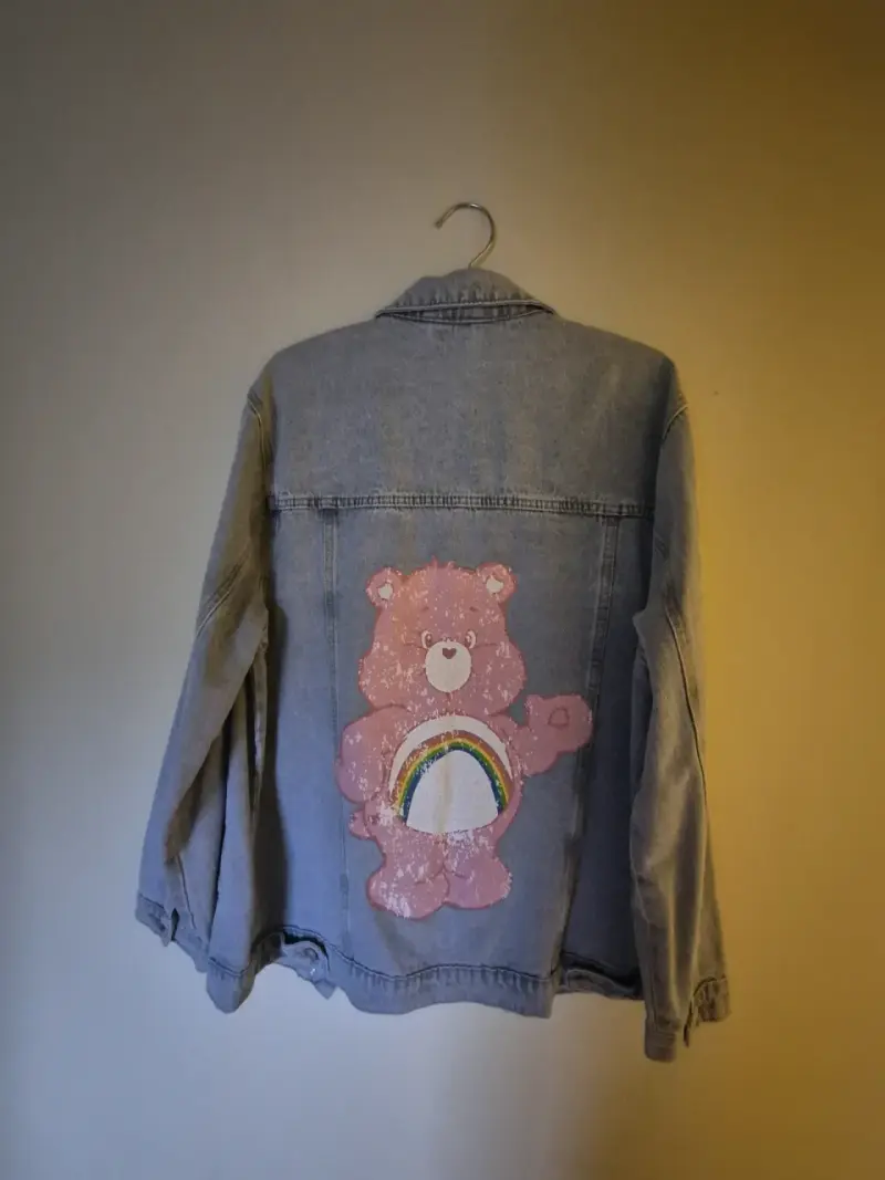 Chaqueta de mezclilla con diseño de oso cariñoso - 1