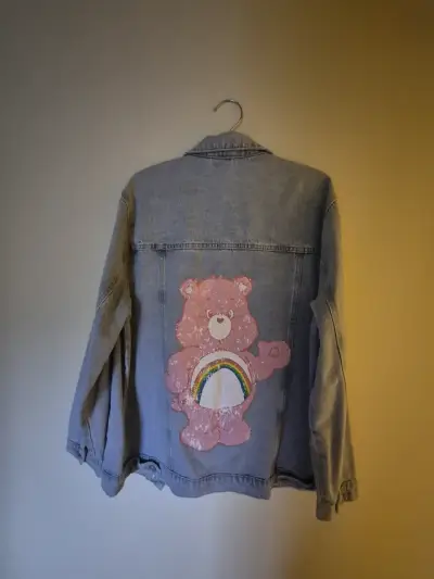 Chaqueta de mezclilla con diseño de oso cariñoso - miniatura 1