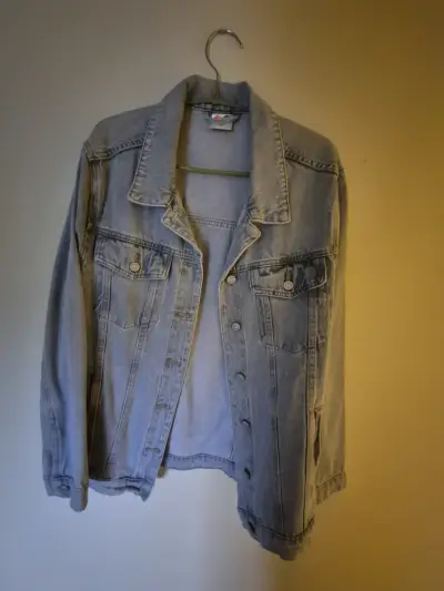 Chaqueta de mezclilla con diseño de oso cariñoso - miniatura 2