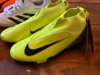 Zapatillas de fútbol Nike amarillas sin cordones - miniatura 1