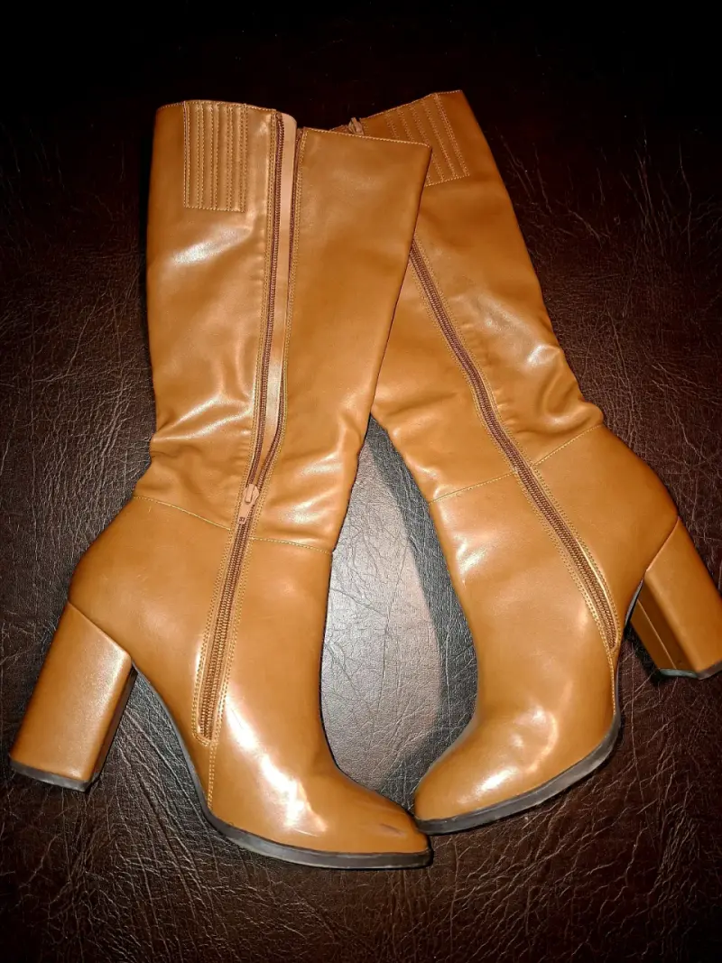 Botas de cuero marrón con tacón alto - 1