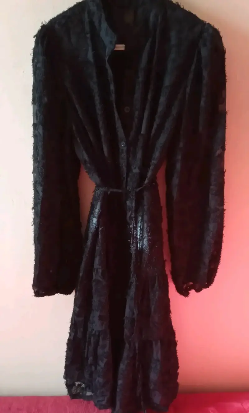 Vestido Negro de Encaje Elegante - 2