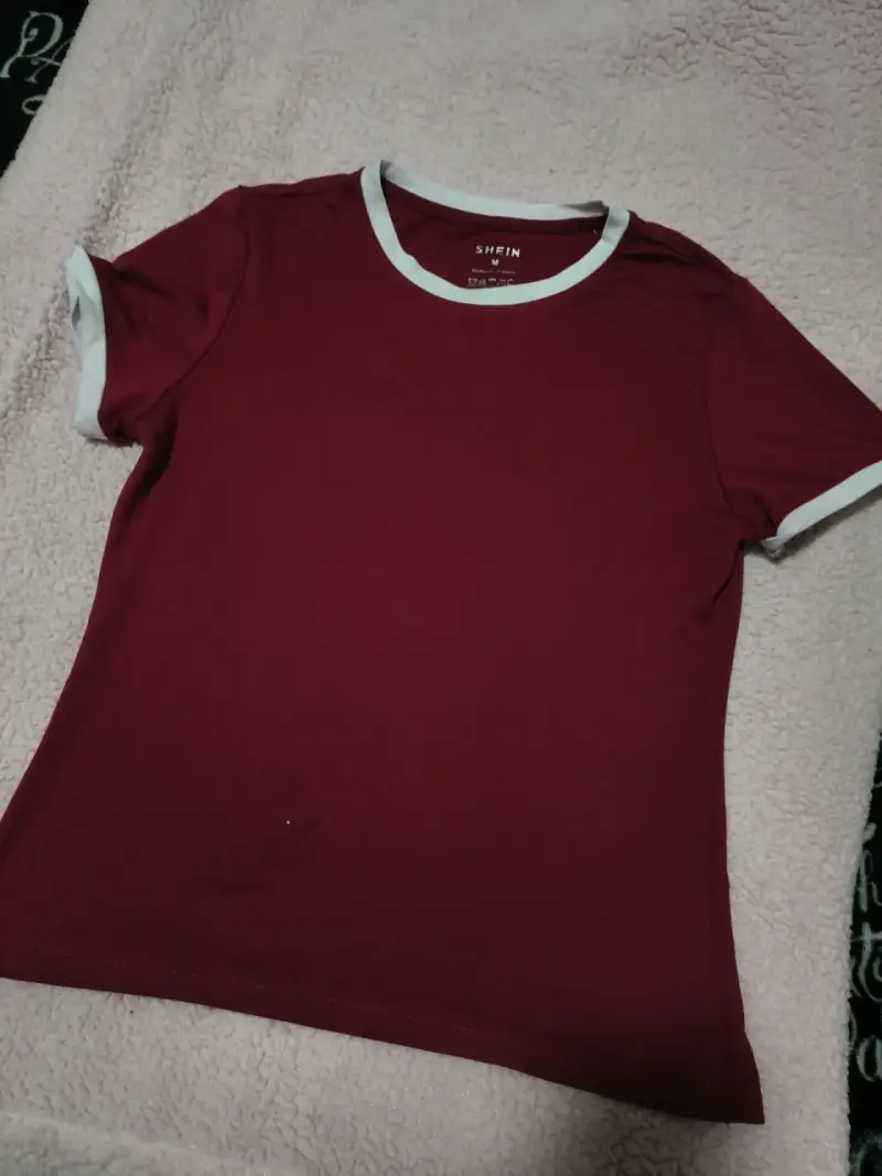Polera roja Shein con ribete blanco - 1