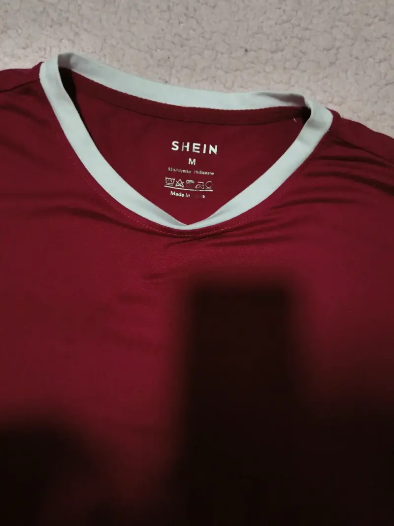 Polera roja Shein con ribete blanco - 2