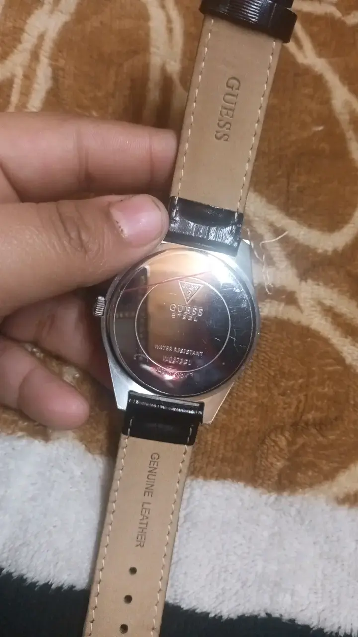 Reloj Guess de acero inoxidable con correa de cuero - 1