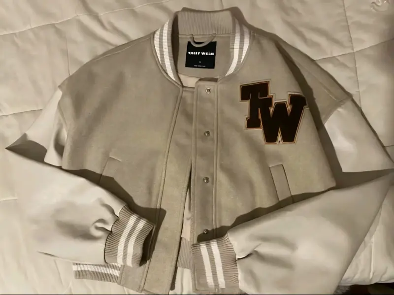 Chaqueta varsity beige con logo TW - 1