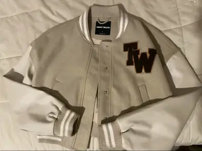 Chaqueta varsity beige con logo TW - miniatura 1