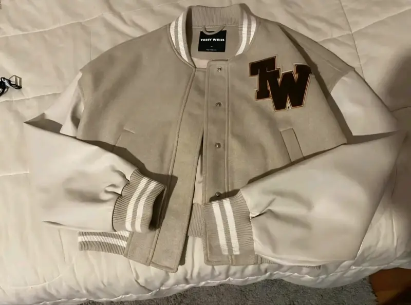 Chaqueta varsity beige con logo TW - 3