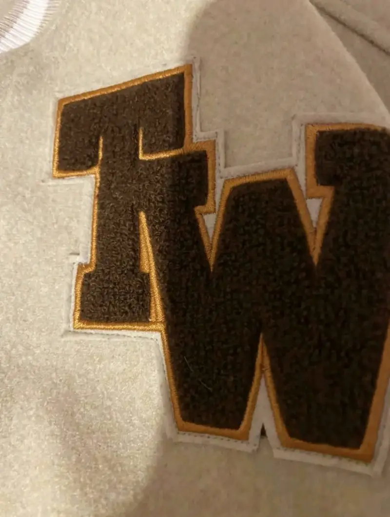 Chaqueta varsity beige con logo TW - 4