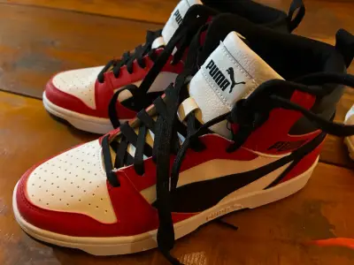 Zapatillas deportivas Puma blancas y rojas - miniatura 1