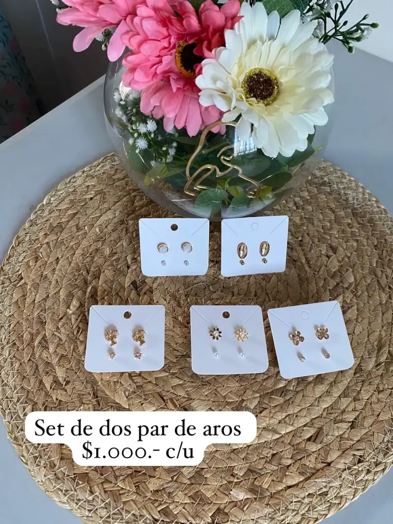 Set de Aros Dorados con Detalles Florales