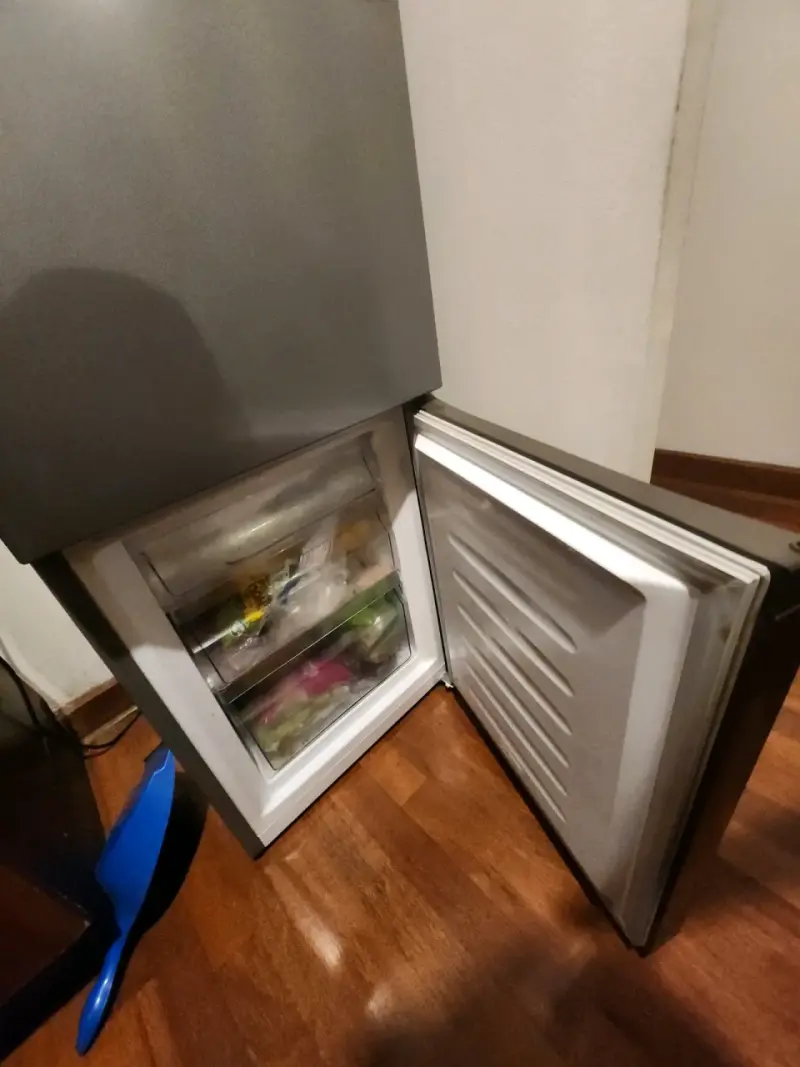 Refrigerador Hisense de dos puertas en buen estado - 4