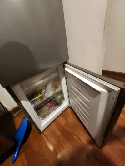 Refrigerador Hisense de dos puertas en buen estado - miniatura 4