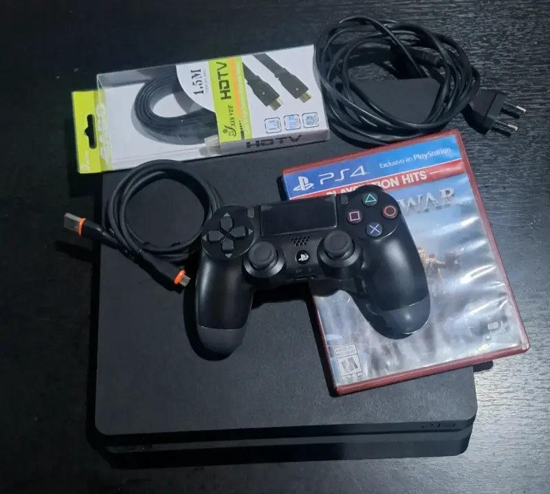 PS4 slim, control alternativo, cables y juego GOW