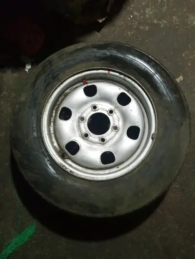 Llanta de acero para camioneta con neumático usado - miniatura 1