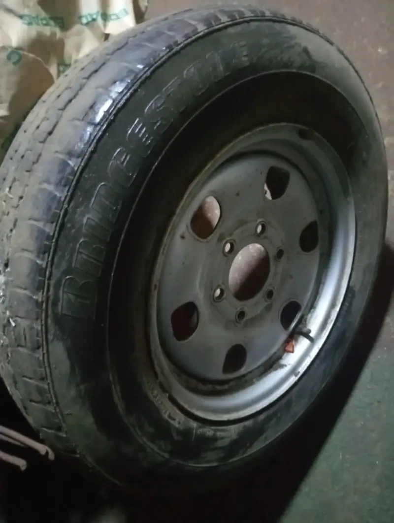 Llanta de acero para camioneta con neumático usado - 2