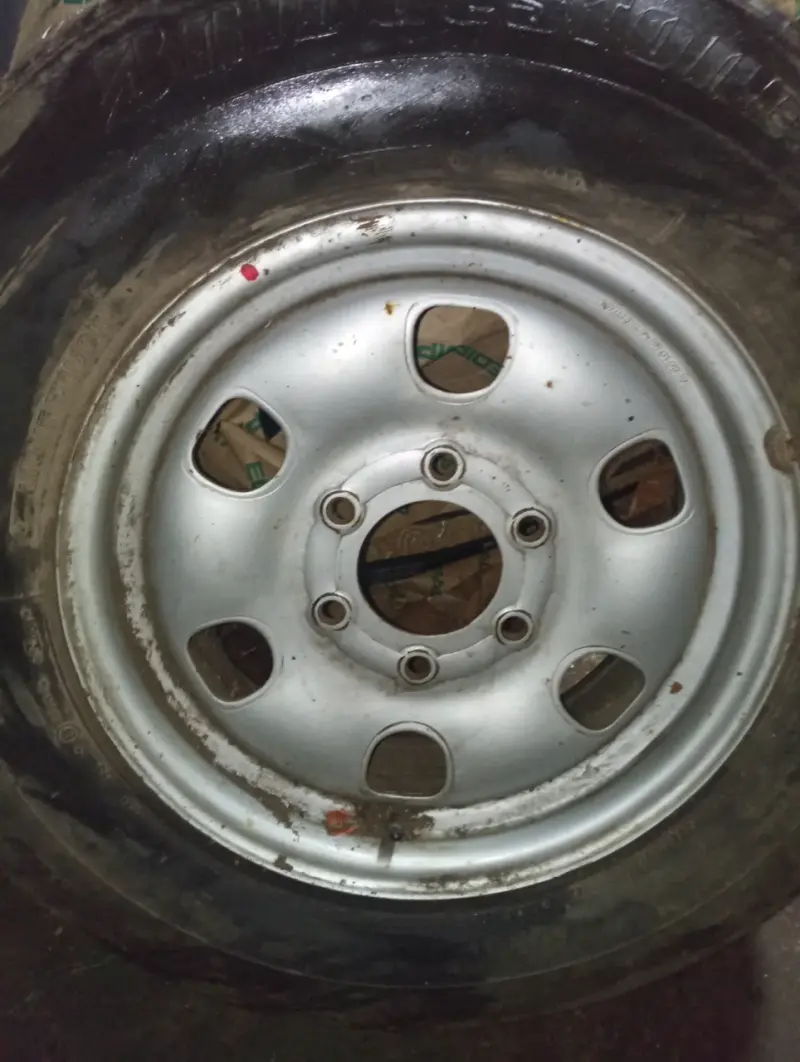 Llanta de acero para camioneta con neumático usado - 4