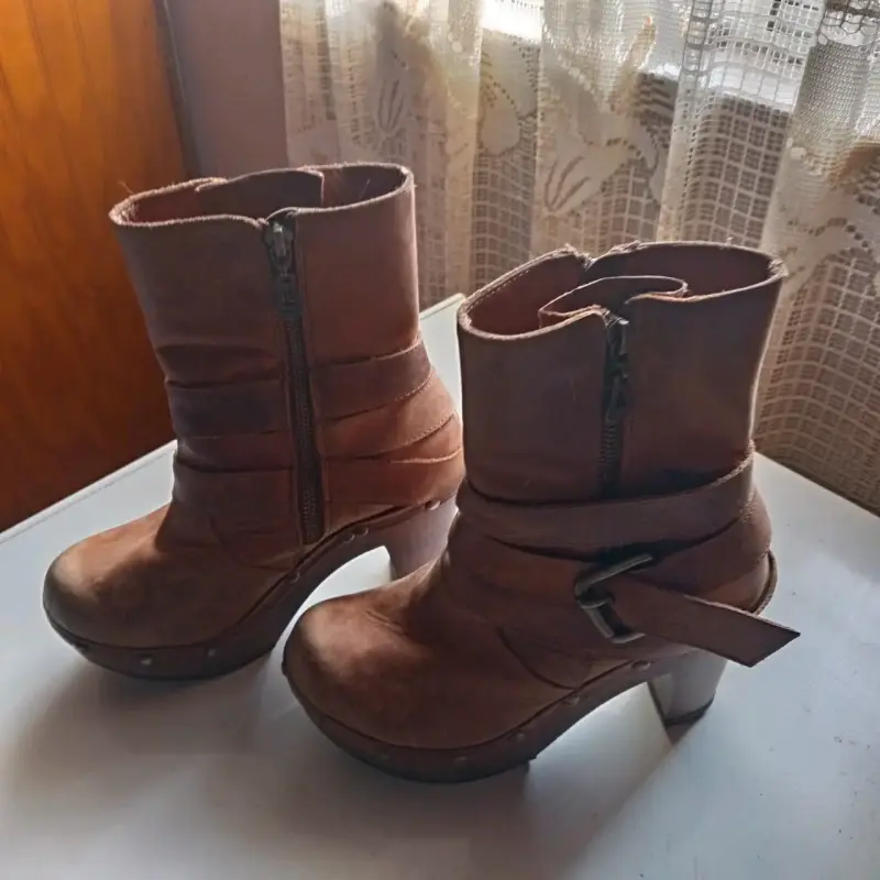 Botines de cuero marrón con tacón alto - 1