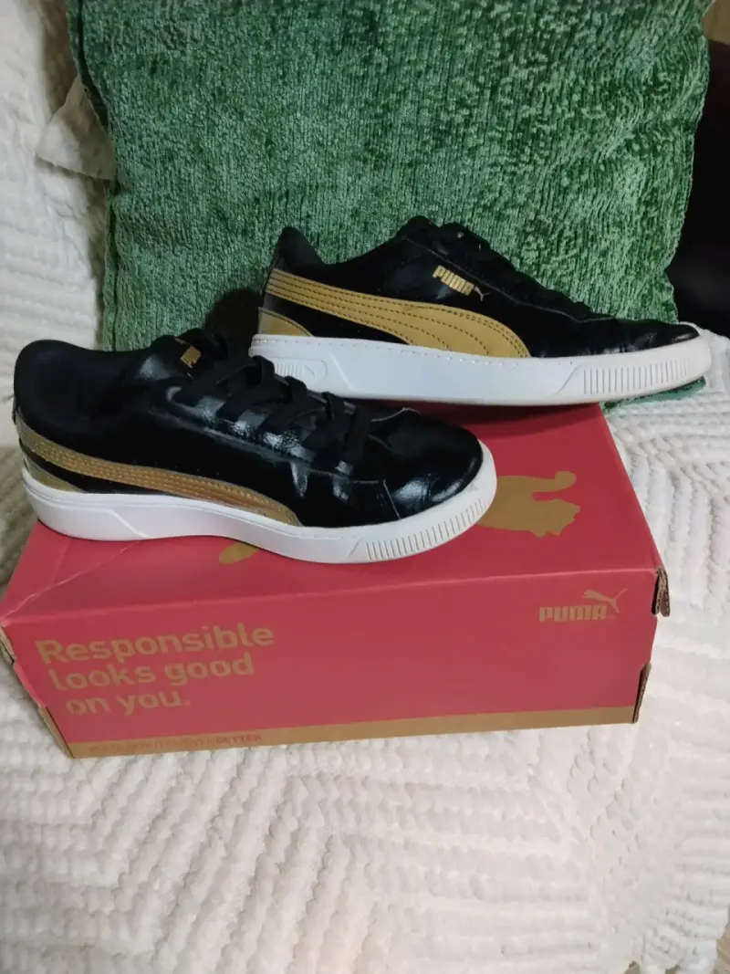 Zapatillas deportivas Puma negras y doradas