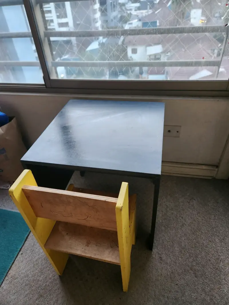 Escritorio y silla de madera para niños - 1