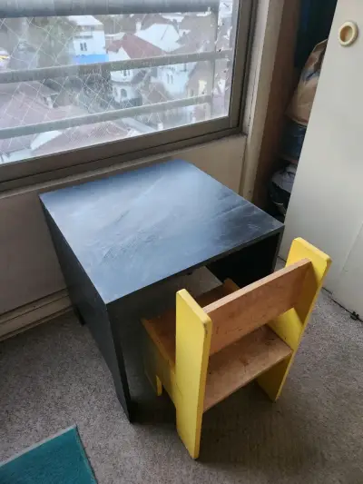 Escritorio y silla de madera para niños - miniatura 2