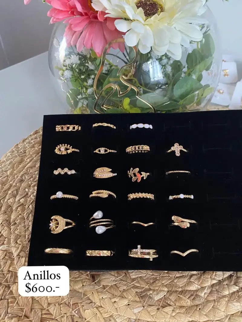 Anillos dorados con detalles elegantes - 1