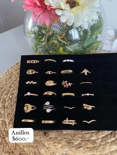 Anillos dorados con detalles elegantes - miniatura 1